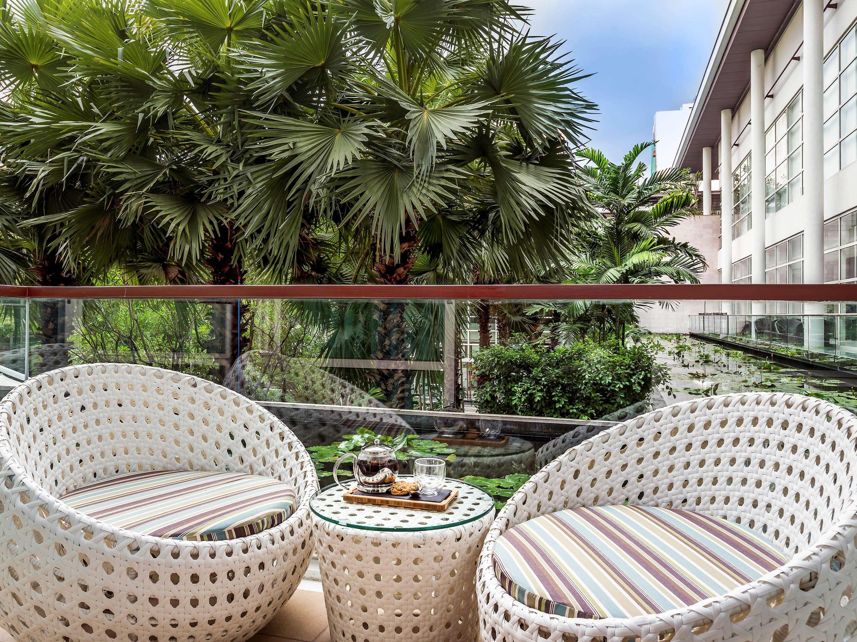 Pullman Bangkok King Power Hotel Екстериор снимка The hotel's garden