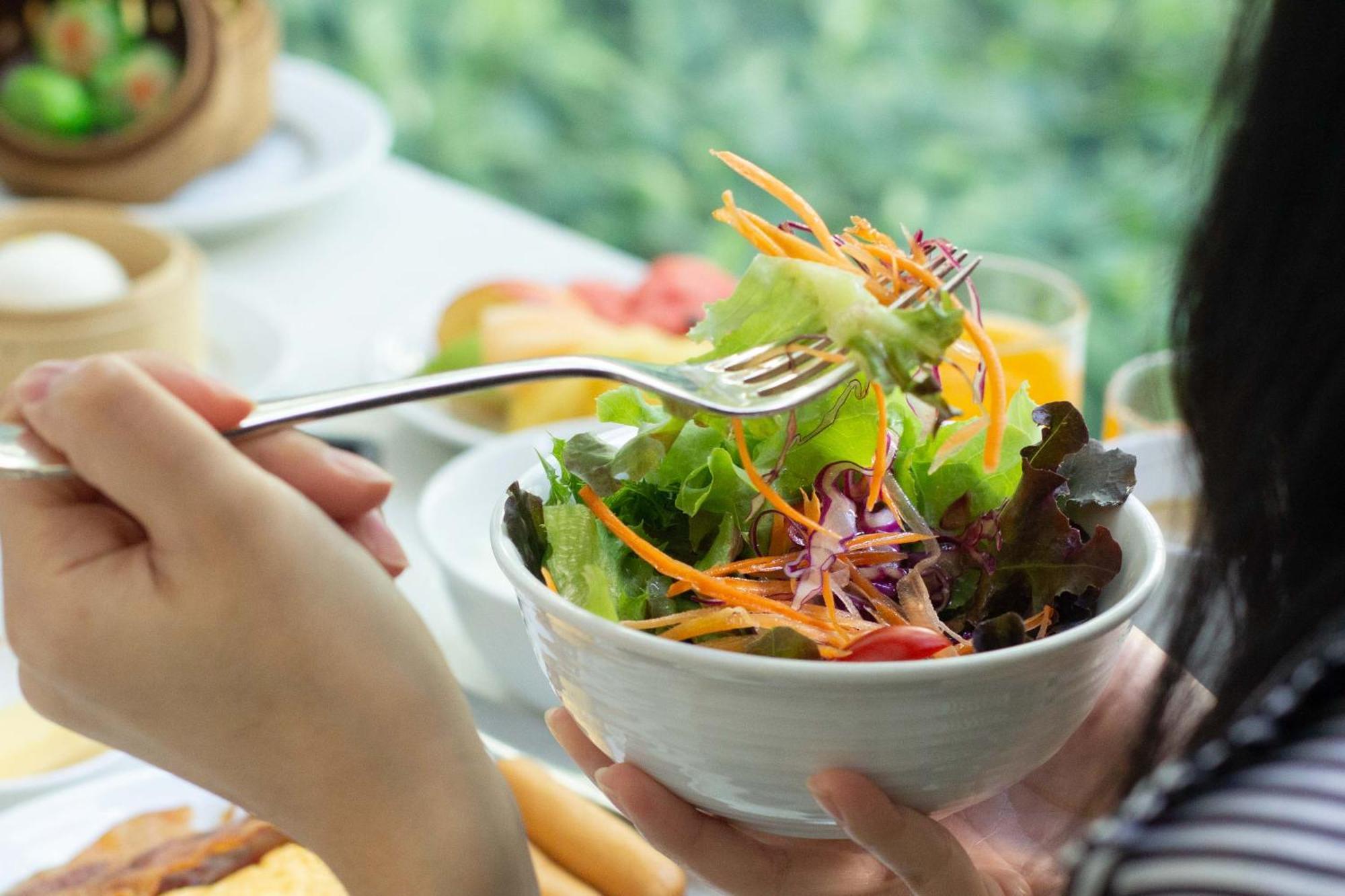 Pullman Bangkok King Power Hotel Екстериор снимка A woman eating a salad
