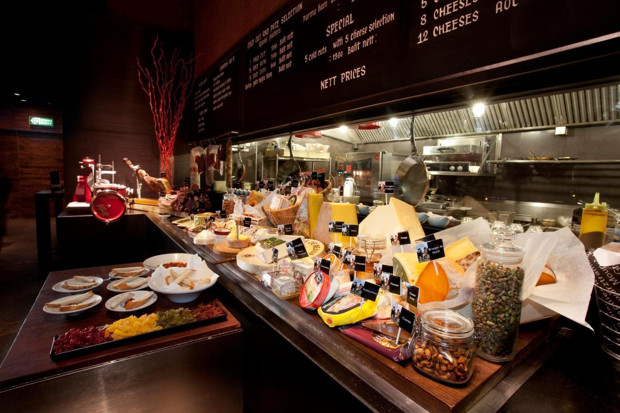 Pullman Bangkok King Power Hotel Екстериор снимка Cheese counter at a restaurant