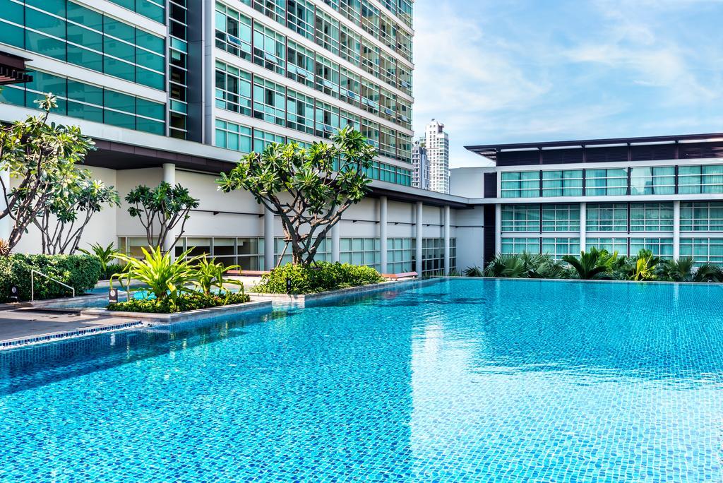 Pullman Bangkok King Power Hotel Екстериор снимка The swimming pool at the hotel